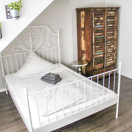 Exklusive 2 Zi. Dachgeschosswohnung In Lage! Apartment BRE