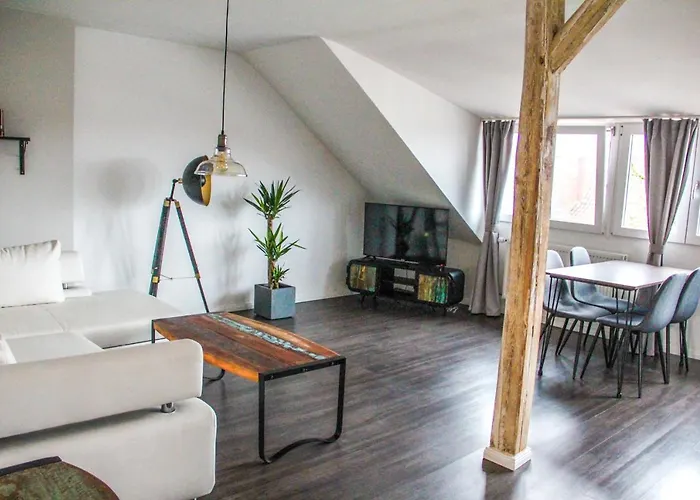 Exklusive 2 Zi. Dachgeschosswohnung In Lage! Apartment *